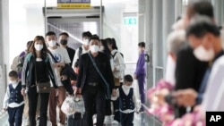 中國開放邊境後，中國乘客抵達泰國曼谷的素萬那普國際機場。 （2023年1月9日）