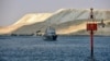 Remise à flot d'un navire dans le canal de Suez, le trafic reste normal