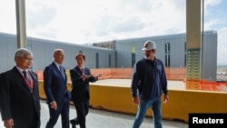 美國總統拜登2022年12月6日到亞利桑那州出席台積電建廠擴產儀式時與公司董事長劉德音交談。 （路透社）
