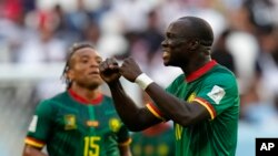 Vincent Aboubakar du Cameroun, à droite, au stade Al Janoub à Al Wakrah, Qatar, le 28 novembre 2022.