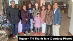 លោក​ ថាច់ ស៊ុង​ និង​សមាជិក​គ្រួសារ​បាន​មក​ដល់​ទីក្រុង Portland​ រដ្ឋ​ Oregon​ សហរដ្ឋ​អាមេរិក។ (រូបថត​ផ្តល់​ឱ្យ​ដោយ Nguyen Thi Thanh Tam)