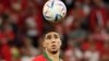 Le défenseur marocain Achraf Hakimi lors du match de football des huitièmes de finale de la Coupe du monde 2022 du Qatar entre le Maroc et l'Espagne au stade Education City à Al-Rayyan, le 6 décembre 2022. (Photo de KARIM JAAFAR / AFP )