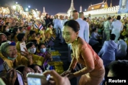 រូបឯកសារ៖ ព្រះម្ចាស់ក្សត្រី Bajrakitiyabha ស្វាគមន៍ប្រជារាស្ត្រថៃនៅមុខព្រះបរមរាជវាំងថៃ ក្នុងទីក្រុងបាងកក ប្រទេសថៃ កាលពីថ្ងៃទី ១ ខែវិច្ឆិកា ឆ្នាំ ២០២០។