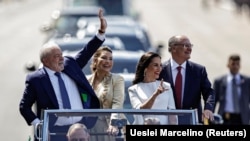 Le président Luiz Inacio Lula da Silva, et son épouse, Rosangela "Janja" da Silva, accompagnés du vice-président Geraldo Alckmin, et de son épouse, Maria Lucia Ribeiro Alckmin, le jour de la cérémonie de prestation de serment de Lula, à Brasilia, au Brésil, le 1er janvier 2023. 