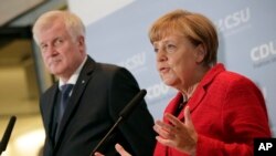 Başbakan Merkel’le İçişleri Bakanı Seehofer arasında eskiye dayanan mülteci tartışmasının yeniden patlaması sonrasında koalisyon ortaklığının kopma noktasına geldiği belirtiliyor