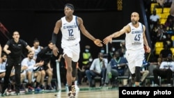 Charles Onana (à g.) et Radhouane Slimane de l'US Monastir fêtent une victoire à Dakar Arena, au Sénégal.
