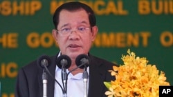 រូបឯកសារ៖ លោក​នាយករដ្ឋមន្ត្រី ហ៊ុន សែន ថ្ឡែង​សុន្ទរកថា នៅ​ក្នុង​ពិធី​សម្ពោធ​មន្ទីរពេទ្យ​មិត្តភាព​កម្ពុជា​-ចិនព្រះកុសុមៈ ក្នុង​រាជធានី​ភ្នំពេញ ថ្ងៃទី២១ ខែមីនា ឆ្នាំ២០២២។ (AP Photo/Heng Sinith)