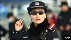 2018年2月5日，中國河南省鄭州火車站鄭州東站的一名警察戴著一副帶有面部識別系統的智能眼鏡。