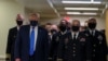 Le président américain Donald Trump porte un masque lors de sa visite au Walter Reed National Military Medical Center à Bethesda, Maryland, États-Unis, le 11 juillet 2020. (Photo REUTERS/Tasos Katopodis)