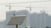 中国保定市街头的太阳能发电版为街灯供电
