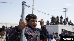 Situation tendue après des échauffourées entre des migrants et des policiers grecs dans un camp de fortune à la frontière gréco-macédonienne près du village de Idomeni, en Grèce, le 29 mars 2016.