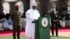 Le président nigérian Muhammadu Buhari (C) prononce un discours lors du lancement des plus grandes pyramides de riz à Abuja, au Nigeria, le 18 janvier 2022. (Photo AFP/ Kola Sulaimon )