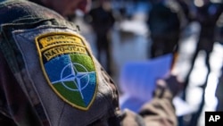 駐紮在愛沙尼亞一個空軍營地裡的法國士兵佩戴著北約臂章。（2022年3月18日）