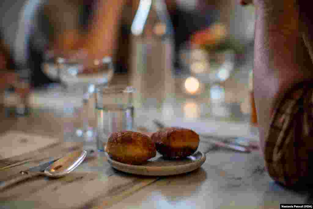 Le dîner est servi dans le restaurant Dakar-Nola, à la Nouvelle Orléans, le 23 mars 2022. (VOA/Nastasia Peteuil)