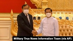 រូបឯកសារ៖ លោក​ឧត្តមសេនីយ៍ Min Aung Hlaing (ស្ដាំ) ប្រមុខ​រដ្ឋ​មីយ៉ាន់ម៉ា ចាប់​ដៃ​គ្នា​ជាមួយ​នឹង​រដ្ឋមន្ត្រី​ការបរទេស​កម្ពុជា លោក ប្រាក់​ សុខុន ក្នុង​អំឡុងពេលនៃ​ជំនួប​របស់​ពួកគេ​ទាំងពីរ​នៅ​ទីក្រុង​ណៃពិដោ ប្រទេស​មីយ៉ាន់ម៉ា ថ្ងៃទី ២១ ខែមីនា ឆ្នាំ២០២២។ កម្ពុជា​គឺ​ជា​ប្រធាន​ប្ដូរវេន​អាស៊ាន​នៅ​ក្នុង​ឆ្នាំ​នេះ។
