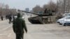 Solda pwo La Risi chita nan yon tank pandan yon konfli an Ikren ak La Risi andeyo vil potye Mariupol, nan sid Ikren, 20 Mas 2022. 