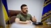 O Presidente da Ucrânia, Volodymyr Zelenskyy, dirige-se aos participantes do Fórum de Doha via videolink, enquanto o ataque da Rússia à Ucrânia continua, em Kyiv, Ucrânia, em 26 de Março de 2022. (Serviço de Imprensa Presidencial Ucraniano/Folheto via Reuters)