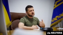 O Presidente da Ucrânia, Volodymyr Zelenskyy, dirige-se aos participantes do Fórum de Doha via videolink, enquanto o ataque da Rússia à Ucrânia continua, em Kyiv, Ucrânia, em 26 de Março de 2022. (Serviço de Imprensa Presidencial Ucraniano/Folheto via Reuters)
