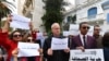 "Les journalistes ne sont pas des terroristes", ont scandé les manifestants rassemblés devant le siège du Syndicat national des journalistes à Tunis.