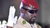 Le chef de la junte guinéenne, le colonel Mamady Doumbouya, lève la main lors de sa prestation de serment en tant que président de la transition du pays, le 1er octobre 2021 à Conakry. (Photo AFP/ Cellou BINANI)