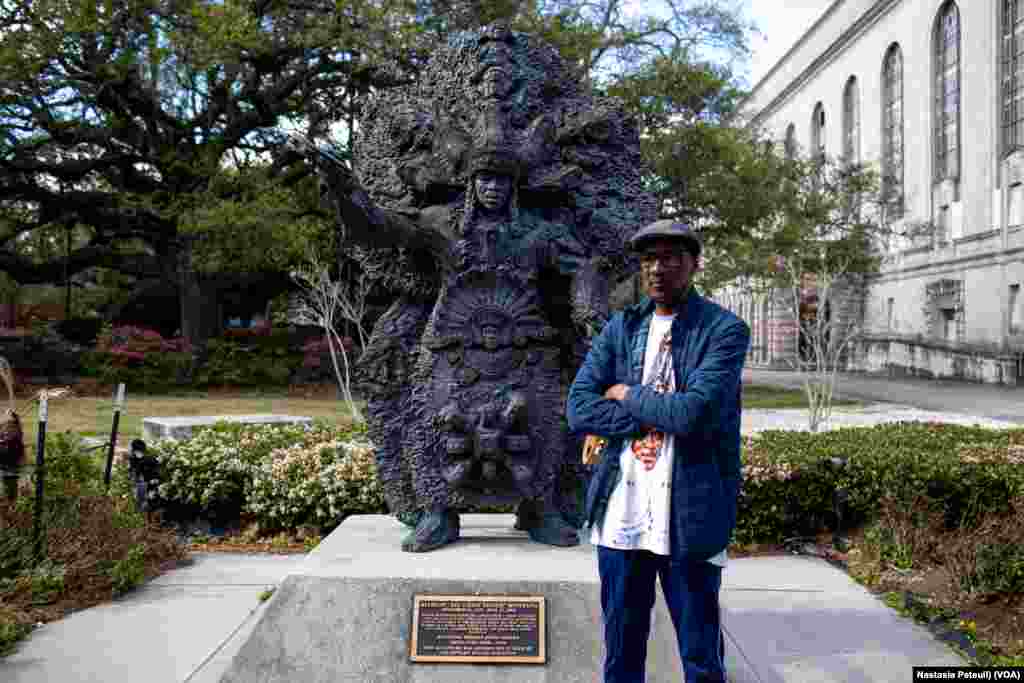 Daryl Montana, à Congo Square, devant la statue de son père Chef Allison "Toonies" Montana, à la Nouvelle Orléans, le 24 mars 2022. (VOA/Nastasia Peteuil)