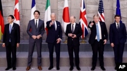 日本、加拿大、美國、德國、英國和法國領導人在布魯塞爾參加G7峰會期間合影。（2022年3月24日）