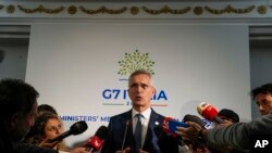 Генеральный секретарь НАТО Йенс Столтенберг беседует с журналистами. Капри, Италия. 18 апреля 2024 г.