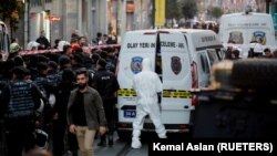 Un technicien médico-légal travaille après une explosion dans la rue piétonne très fréquentée Istiklal à Istanbul, en Turquie, le 13 novembre 2022.