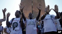 Des manifestants contre les pipelines en Afrique de l'Est lors du sommet climatique de l'ONU COP27, vendredi 11 novembre 2022, à Sharm el-Sheikh, en Égypte.