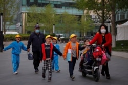 北京一所小學校的家長在接孩子放學。 （2021年4月6日）