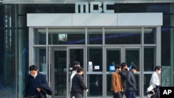2022年11月10日，人們走過南韓首都首爾的公共給電視台MBC總部前
