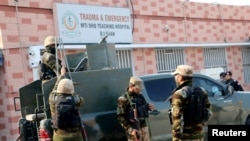 Vikosi vya usalama vikilinda nje ya hospitali huko Dera Ismail Khan, Pakistan.