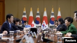 នាយក​រដ្ឋ​មន្រ្តី​ជប៉ុន​ Shinzo Abe និង​ប្រធានាធិបតី​កូរ៉េ​ខាង​ត្បូង​ Park Geun-hye​ នៅ​ក្នុង​កិច្ច​ប្រជុំ​ នា​វិមាន​ប្រធានាធិបតី​ក្នុង​ទីក្រុង​សេអ៊ូល​ ប្រទេស​កូរ៉េ​ខាង​ត្បូង​ កាល​ពី​ថ្ងៃ​ទី​២​ ខែ​វិ​ច្ឆិកា​ ឆ្នាំ​២០១៥។​