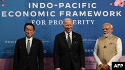 自左到右：日本首相岸田文雄、美國總統拜登和印度總理莫迪2022年5月23日在東京出席印太經濟框架會議