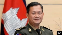 រូបឯកសារ៖ លោកឧត្តមសេនីយ៍ឯក ហ៊ុន ម៉ាណែត មេបញ្ជាការកងទ័ពជើងគោកកម្ពុជា និងជាកូនប្រុសច្បងរបស់លោកនាយករដ្ឋមន្ត្រី ហ៊ុន សែន ឈរថតរូបនៅមុនជំនួបរបស់លោកជាមួយនឹងសមភាគីជប៉ុននៅទីក្រុងតូក្យូ ប្រទេសជប៉ុន ថ្ងៃទី ១៦ ខែកុម្ភៈ ឆ្នាំ២០២២។