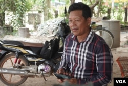 លោក​ អ៊ុំ សាវ៉ាន ​ជាគ្រូ​បង្រៀន​ថ្នាក់អនុវិទ្យាល័យ​ម្នាក់ បាន​ឈរ​ឈ្មោះ​ជា​បេក្ខជន​មេឃុំ​របស់​គណបក្ស​ភ្លើង​ទៀន​ នៅ​ឃុំឆ្នុកទ្រូ ​ស្រុកបរិបូរណ៍ ខេត្តកំពង់ឆ្នាំង នៅ​ថ្ងៃទី​ ០៥ ខែឧសភា​ ឆ្នាំ២០២២។ (ខាន់ សុគុំមនោ​/វីអូអេ)