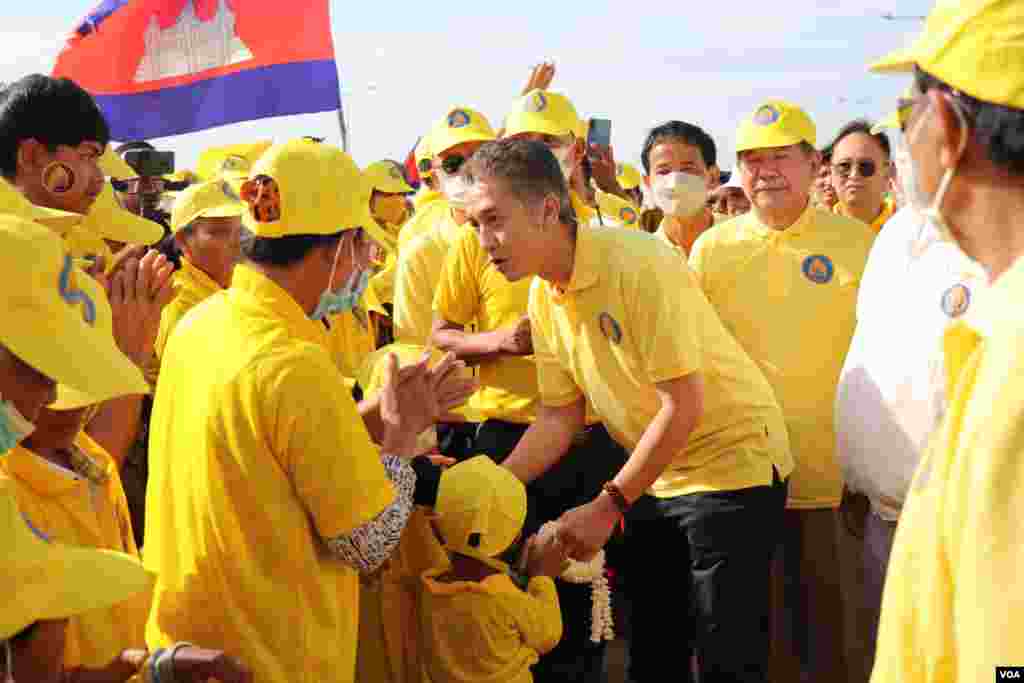 ព្រះអង្គម្ចាស់ នរោត្តម ចក្រាវុធ ព្រះប្រធានគណបក្សហ្វ៊ុនស៊ិនប៉ិច បានចូលរួមដង្ហែក្បួនឃោសនាការបោះឆ្នោតឃុំសង្កាត់អាណត្តិទី៥ នៅក្រុងតាខ្មៅ នៃខេត្តកណ្តាល ថ្ងៃទី២២ ខែឧសភា ឆ្នាំ២០២២។ (លាស់ លីបលីប/វីអូអេ)