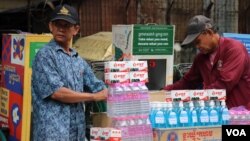 អ្នកធាក់ស៊ីក្លូ​កំពុងរៀបចំគ្រឿងបរិភោគដាក់ចូលធុង «អ្នកមានដាក់ អ្នកខ្វះដក» យកទៅចែកអ្នកក្រខ្សត់នៅ ក្នុងរាជធានីភ្នំពេញ កាលពីថ្ងៃទី២៩ ខែឧសភា ឆ្នាំ២០២២។ (លាស់ លីបលីប/វីអូអេ)