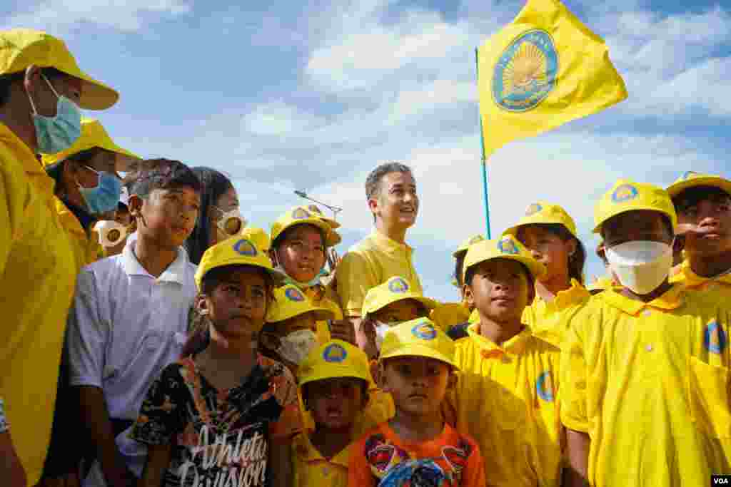 ព្រះអង្គម្ចាស់ នរោត្តម ចក្រាវុធ ព្រះប្រធានគណបក្សហ្វ៊ុនស៊ិនប៉ិច និងក្រុមអ្នកគាំទ្រគណបក្សព្រះអង្គ នៅក្នុងក្បួនរៀបចំដង្ហែឃោសនាការបោះឆ្នោតឃុំសង្កាត់អាណត្តិទី៥ នៅក្រុងតាខ្មៅ ខេត្តកណ្តាល ថ្ងៃទី២២ ខែឧសភា ឆ្នាំ២០២២។ (ខាន់ សុគុំមនោ/វីអូអេ)