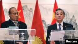 基里巴斯總統塔內希·馬茂（Taneti Lightu）與中國外長王毅在聯合國一個記者會上（2919年9月27日）。此前，雙方決定恢復外交關係。