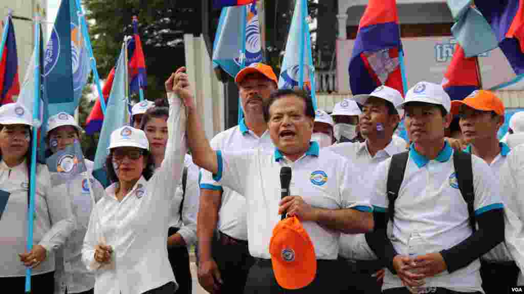លោក យ៉ែម បុញ្ញឫទ្ធិ ប្រធានបក្សកម្ពុជានិយម ថ្លែងសារនយោបាយទៅកាន់ប្រជាពលរដ្ឋ នៅខាងមុខផ្សារប៉េសេ សង្កាត់បឹងទំពន់ទី ២ រាជធានីភ្នំពេញ នៅថ្ងៃហែក្បួនឃោសនាការបោះឆ្នោតឃុំសង្កាត់អាណត្តិទី ៥ ថ្ងៃទី ២៩ ខែឧសភា ឆ្នាំ ២០២២។ (លាស់ លីបលីប/វីអូអេ)