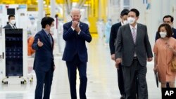 拜登總統5月20日抵達首爾後在韓國總統尹錫悅陪同下參觀三星集團平澤半導體工廠。（美聯社照）