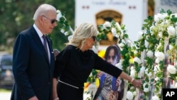 ប្រធានាធិបតីអាមេរិកលោក Joe Biden និងភរិយាលោកស្រី Jill Biden ទស្សនាបូជនីយដ្ឋានមួយកន្លែងនៅសាលាបឋមសិក្សា Robb នៅក្រុង Uvalde រដ្ឋ Texas កាលពីថ្ងៃទី២៩ ខែឧសភា ឆ្នាំ២០២២ ដើម្បីរំឭកដល់វិញ្ញានក្ខណ្ឌអ្នកស្លាប់នៅក្នុងព្រឹត្តិការណ៍បាញ់ប្រហារ។