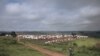 Une femme marche près du camp de personnes déplacées de Lodda, près de Fataki, dans la province de l'Ituri, au nord-est de la République démocratique du Congo le 16 septembre 2020.