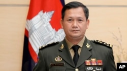 រូបឯកសារ៖ លោកឧត្តមសេនីយ៍ឯក ហ៊ុន ម៉ាណែត មេបញ្ជាការកងទ័ពជើងគោកកម្ពុជា និងជាកូនប្រុសច្បងរបស់លោកនាយករដ្ឋមន្ត្រី ហ៊ុន សែន ឈរថតរូបនៅមុនជំនួបរបស់លោកជាមួយនឹងសមភាគីជប៉ុននៅទីក្រុងតូក្យូ ប្រទេសជប៉ុន ថ្ងៃទី ១៦ ខែកុម្ភៈ ឆ្នាំ២០២២។ (