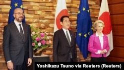 2022年5月12日，歐盟委員會主席馮德萊恩（右）和歐洲理事會主席米歇爾（左）在日本首相官邸與日本首相岸田文雄（中）在歐盟-日本峰會前合影。