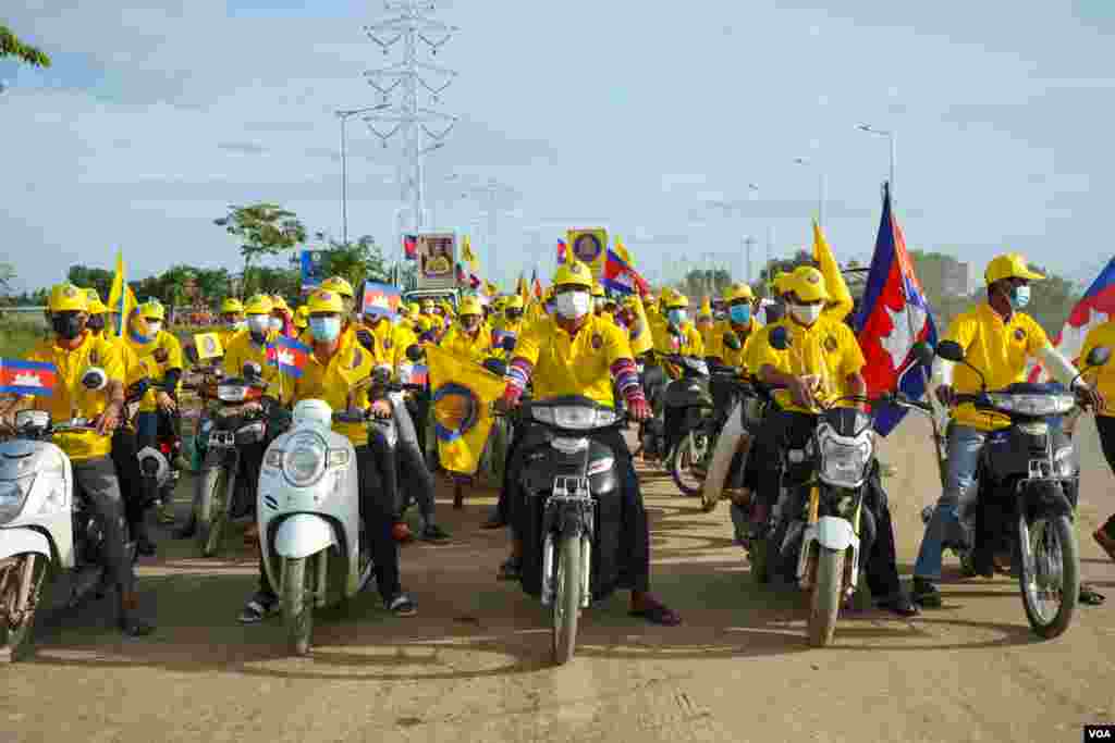 ទិដ្ឋភាពទូទៅនៃយុទ្ធនាការឃោសនាបោះឆ្នោតឃុំសង្កាត់របស់គណបក្សរាជានិយមហ្វ៊ុនស៊ិនប៉ិច ដែលមាន ព្រះអង្គម្ចាស់ នរោត្តម ចក្រាវុធ ជាព្រះប្រធានគណបក្ស នៅក្រុងតាខ្មៅ ខេត្តកណ្តាល ថ្ងៃទី២២ ខែឧសភា ឆ្នាំ២០២២។ (ខាន់ សុគុំមនោ/វីអូអេ)