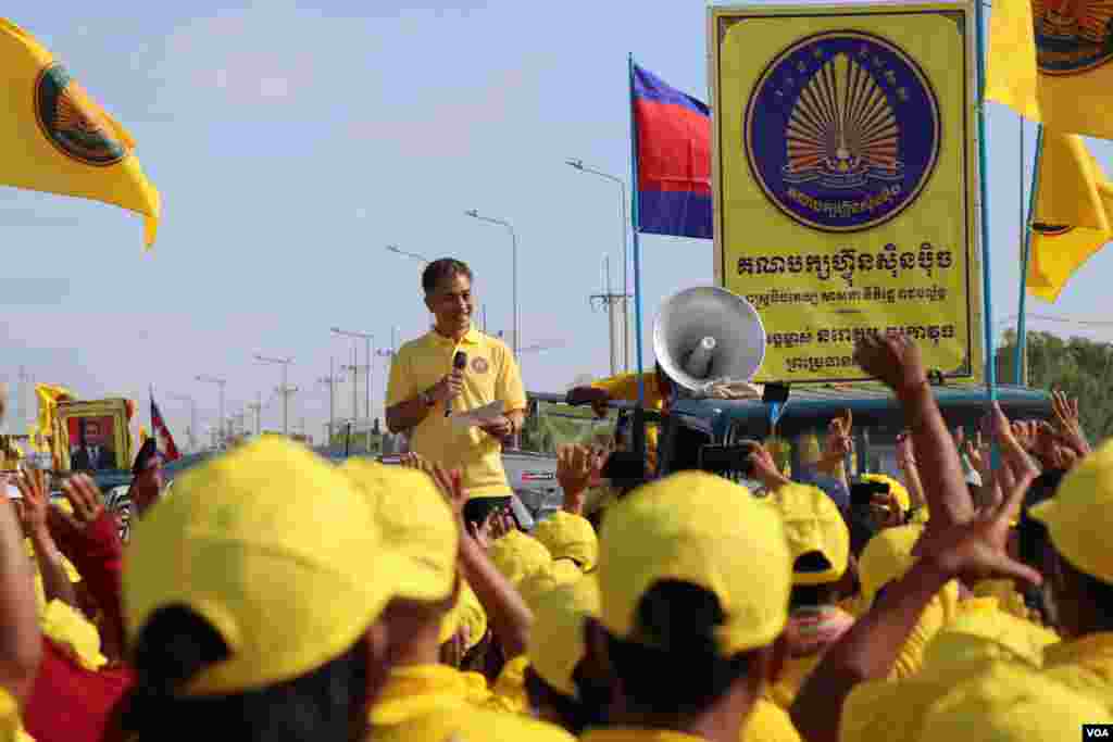ព្រះអង្គម្ចាស់ នរោត្តម ចក្រាវុធ ព្រះប្រធានគណបក្សហ្វ៊ុនស៊ិនប៉ិច បានចូលរួមដង្ហែក្បួនឃោសនាការបោះឆ្នោតឃុំសង្កាត់អាណត្តិទី៥ នៅក្រុងតាខ្មៅ នៃខេត្តកណ្តាល ថ្ងៃទី២២ ខែឧសភា ឆ្នាំ២០២២។ (លាស់ លីបលីប/វីអូអេ)
