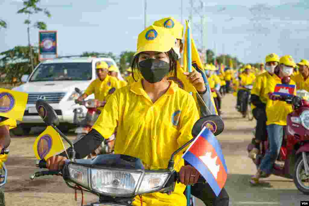 ទិដ្ឋភាពទូទៅនៃយុទ្ធនាការឃោសនាបោះឆ្នោតឃុំសង្កាត់របស់គណបក្សរាជានិយមហ្វ៊ុនស៊ិនប៉ិច ដែលមាន ព្រះអង្គម្ចាស់ នរោត្តម ចក្រាវុធ ជាព្រះប្រធានគណបក្ស នៅក្រុងតាខ្មៅ ខេត្តកណ្តាល ថ្ងៃទី២២ ខែឧសភា ឆ្នាំ២០២២។ (ខាន់ សុគុំមនោ/វីអូអេ)