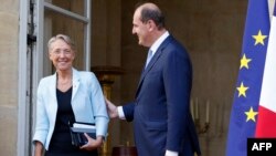 Elisabeth Borne et Jean Castex à l'hôtel de Matignon, le 16 mai 2022.